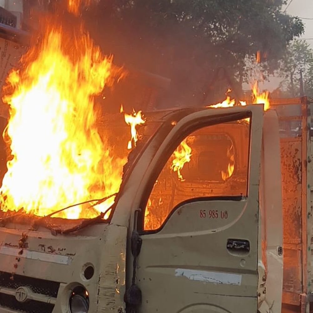 प्रतापगढ़ में खड़ी मैजिक लोडर में लगी आग:पेट्रोल पंप के पास हुआ हादसा, आग की ऊंची लपटें उठने लगीं