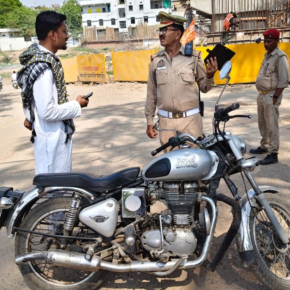 ललितपुर में यातायात पुलिस का अभियान:मॉडिफाइड साइलेंसर, प्रेशर हॉर्न लगे 13 वाहनों का चालान