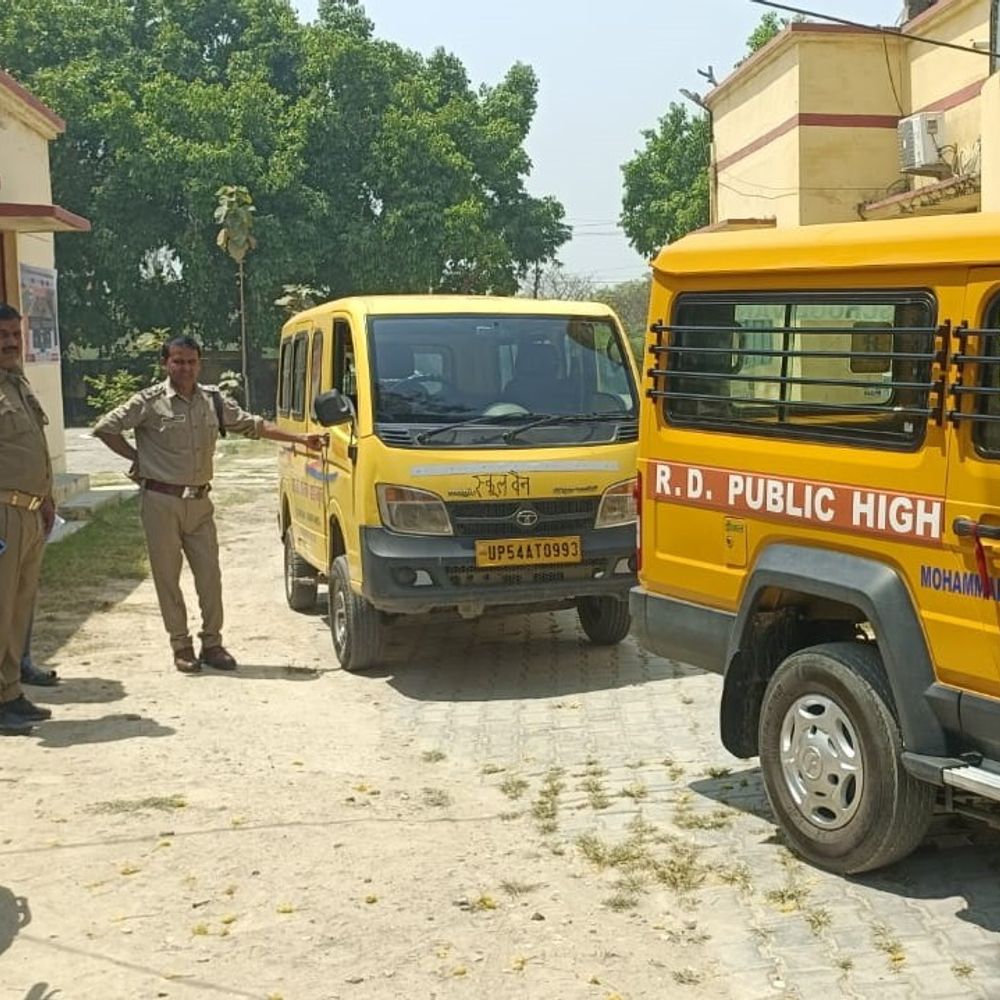मानक विहीन स्कूली वाहनों का पंजीयन-परमिट होगा रद्द:मऊ में सुरक्षा उपकरण न होने पर कार्रवाई तय, एआरटीओ के सख्त निर्देश