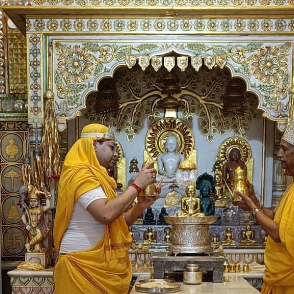 लखनऊ जैन मंदिर में अक्षय तृतीया पर्व मनाया:भगवान ऋषभदेव का अभिषेक, श्रद्धालुओं ने की पूजा-अर्चना