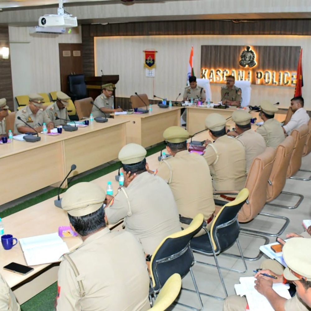 कासगंज एसपी ने चौकी प्रभारियों संग की अपराध गोष्ठी:अपराध नियंत्रण, शिकायत निस्तारण और व्यवहार सुधार पर दिए निर्देश