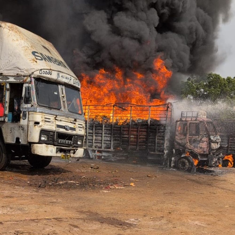 पार्किंग में खड़े 3 ट्रकों में लगी आग:ग्रेटर नोएडा में कूड़े के ढेर से फैली लपटें, दमकल ने पाया काबू