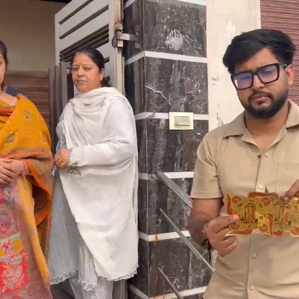 महिला ने घर में घुसकर हनुमान स्टिकर हटाए:  बठिंडा में मकान का गेट कूदकर अंदर गई, परिवार ने अपवित्र करने का आरोप लगाया – Bathinda News