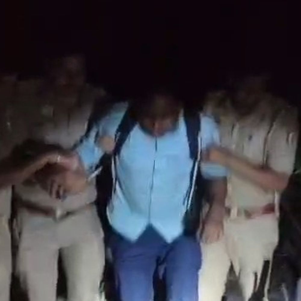 पुलिस मुठभेड़ में 50 हजार का इनामी लुटेरा घायल:पीलीभीत में पैर में गोली लगने के बाद हुआ गिरफ्तार