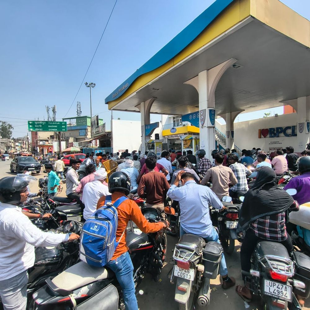 बलरामपुर में पैनिक बाइंग से बढ़ी ईंधन की खपत:प्रशासन के हस्तक्षेप से आपूर्ति सामान्य, कोई वास्तविक कमी नहीं