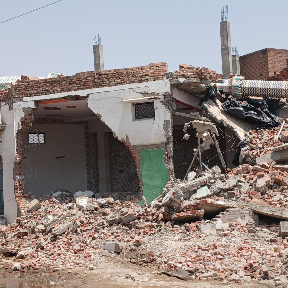 संभल में अवैध मस्जिद की 35 फीट ऊंची मीनार गिरी:25% निर्माण और मलबा हटाने का काम अधूरा, मुबारकपुर बंद गांव का मामला