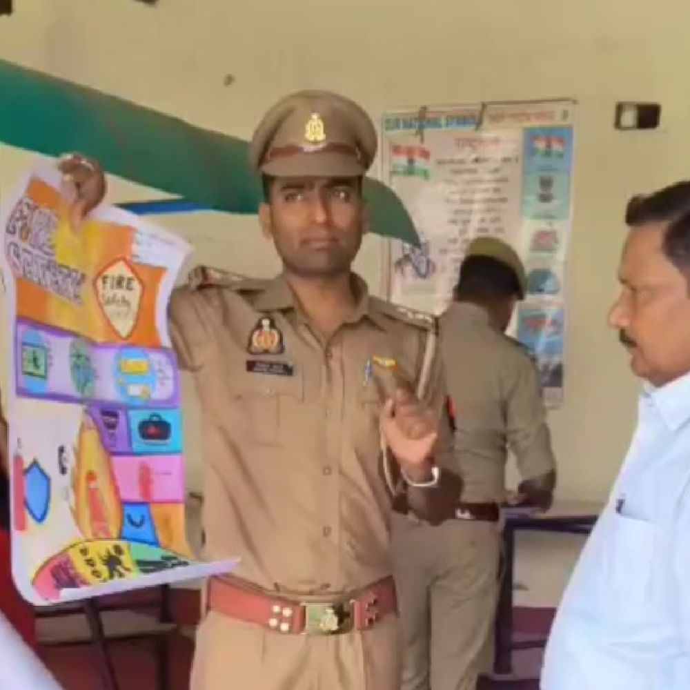 देवरिया में अग्निशमन सेवा सप्ताह मनाया गया:स्कूलों में छात्रों को आग से बचाव की ट्रेनिंग दी गई