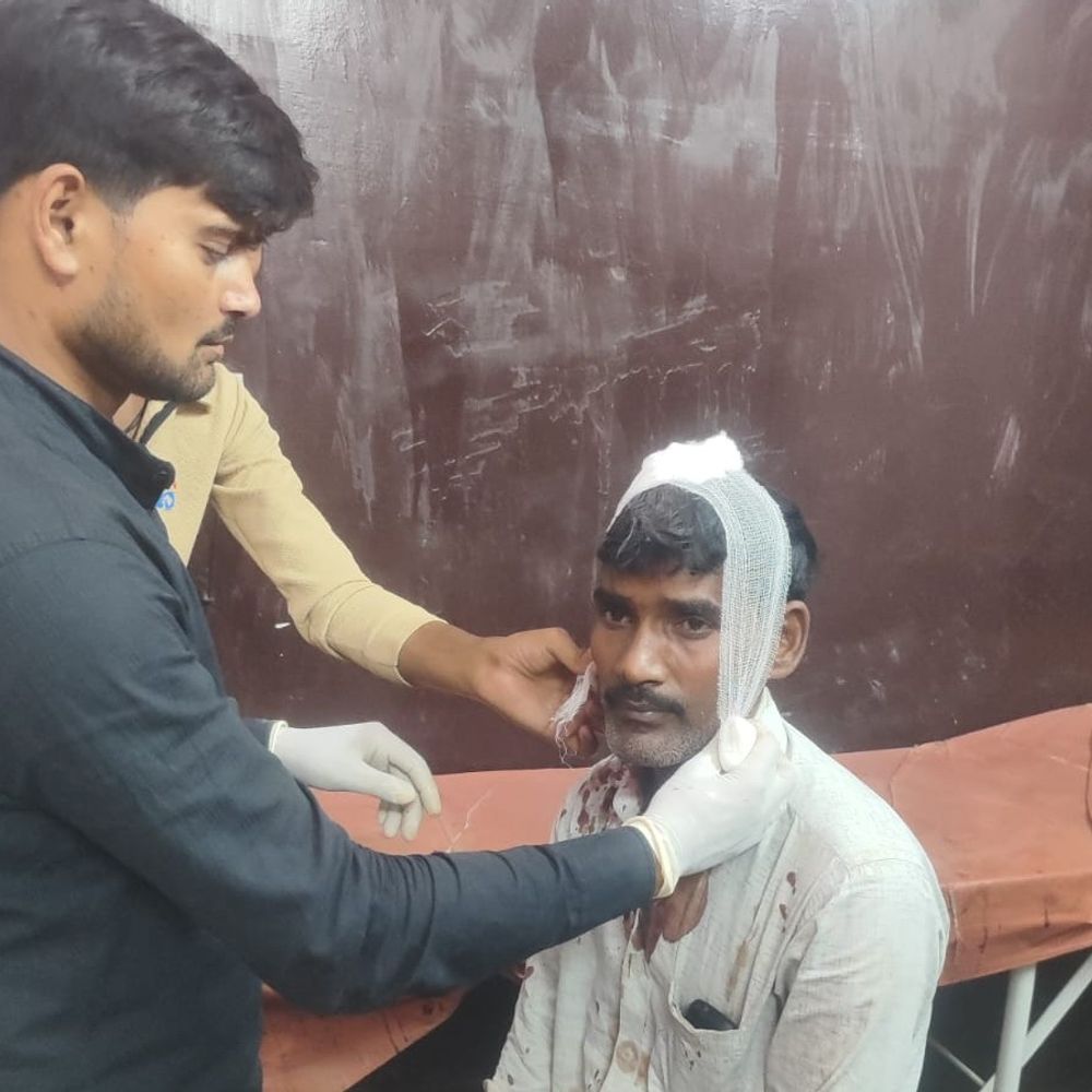 जमीन विवाद में दो पक्षों में हिंसक झड़प, 14 घायल:बाराबंकी में लाठी-डंडे चले, एक की हालत गंभीर, लखनऊ रेफर