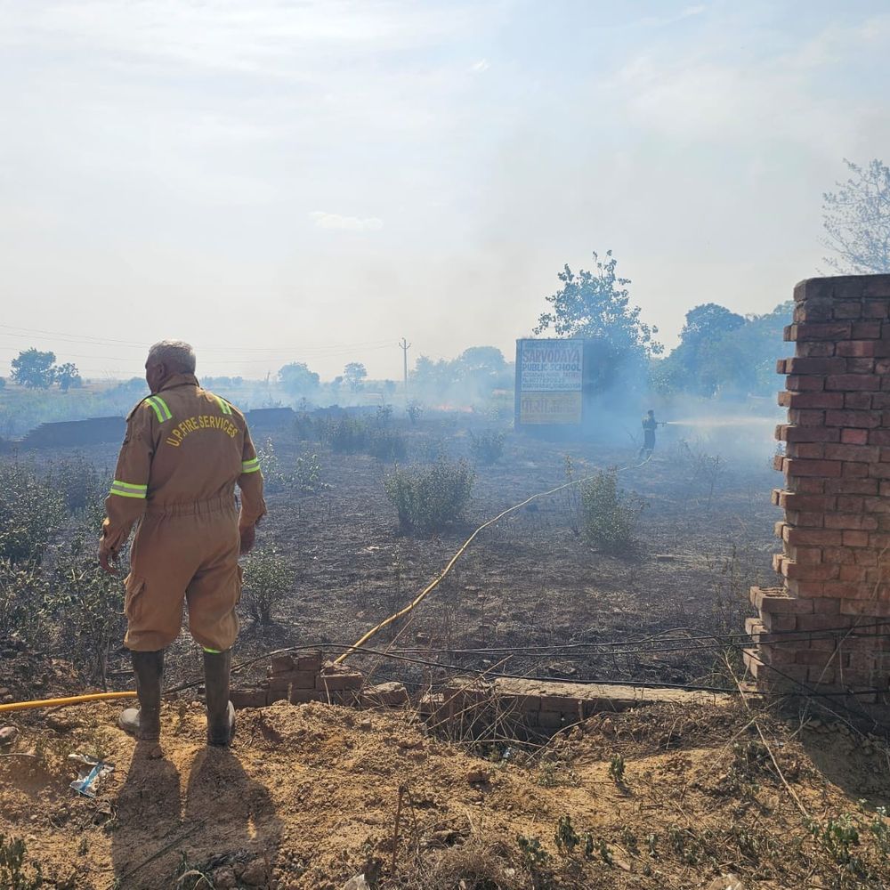 DM आवास से 100 मीटर दूर प्लॉट में आग लगी:बागपत में फायर ब्रिग्रेड की टीम ने पाया काबू, कोई जनहानि नहीं