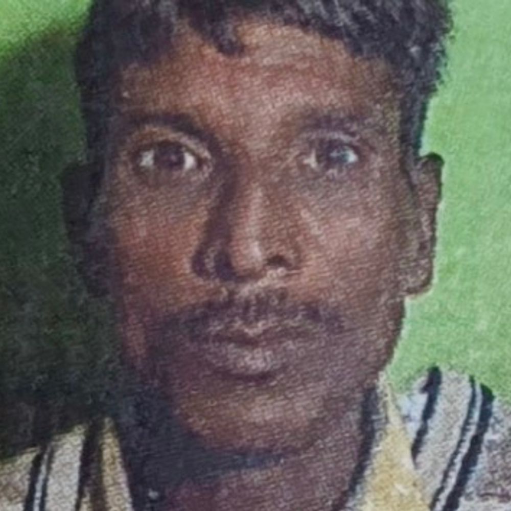 बरेली में ई-रिक्शा पलटने से चालक की मौत:बरखन में बैंक के सामने बेकाबू होकर पलटा रिक्शा, एक सवारी घायल