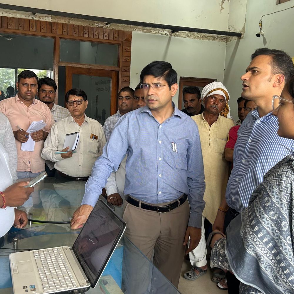 ई-केवाईसी न कराने वाले 15% उपभोक्ता परेशान:डीएम-एसपी ने गैस एजेंसी का निरीक्षण कर उपभोक्ताओं से की बात