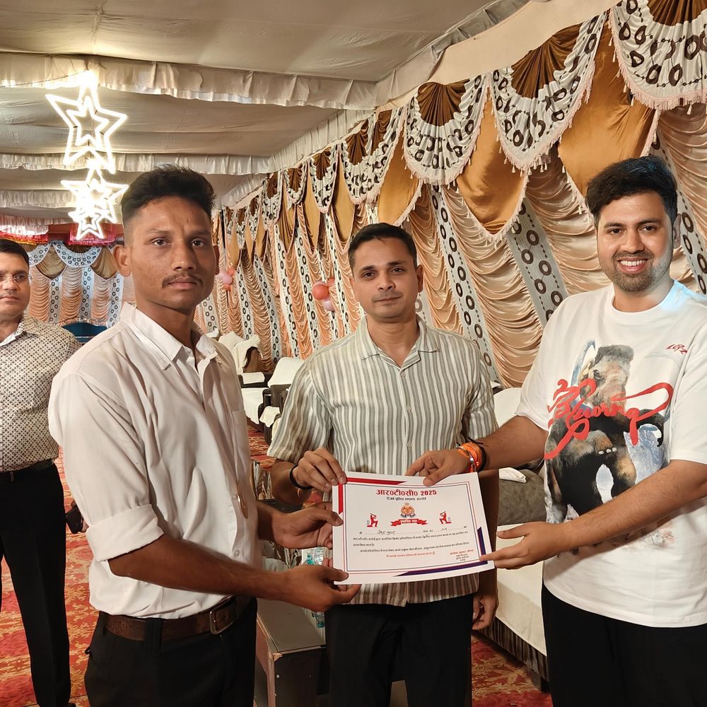 डीएम-एसपी ने रिक्रूट आरक्षियों को परोसा भोजन:जल्द होगी पासिंग परेड, हरदोई रिजर्व पुलिस लाइन में उत्साह का माहौल