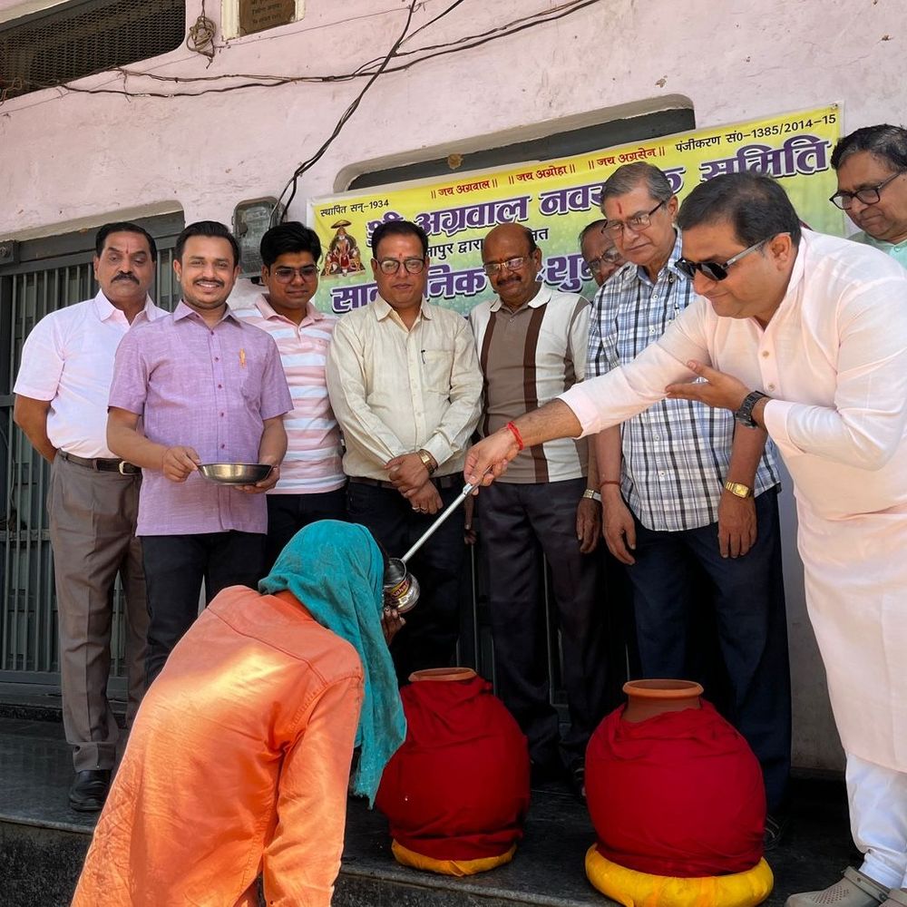 मिर्जापुर में अग्रवाल नवयुवक समिति ने शुरू किया घड़ा प्याऊ:गर्मी में राहगीरों को मिलेगा ठंडा और स्वच्छ पानी