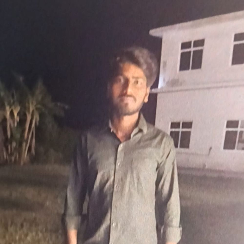 पीलीभीत में डंपर ने बाइक सवार छात्रों को रौंदा:बीएससी छात्र की मौत, दो गंभीर; कॉलेज से लौट रहे थे घर