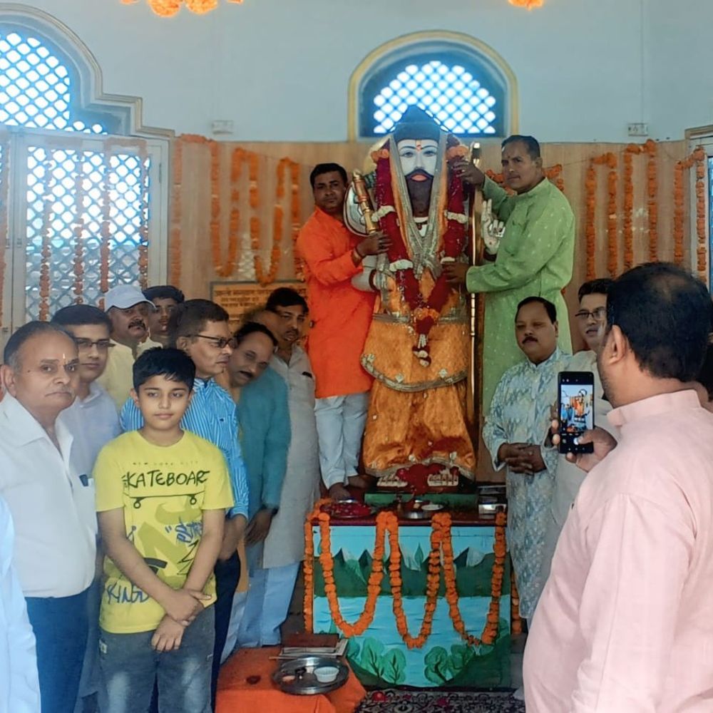 अमरोहा में ब्राह्मण समाज ने परशुराम जन्मोत्सव मनाया:वासुदेव तीर्थ स्थल पर किया हवन, आरती और भोजन का हुआ आयोजन