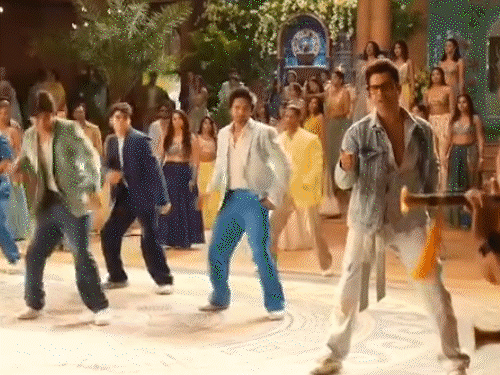 सलमान के सामने डांस करने से घबराए वरुण:  फिल्म ‘है जवानी तो इश्क होना है’ के सेट पर पहुंचे सलमान; वरुण ने शेयर किया वीडियो