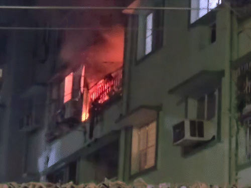 जमशेदपुर में एसी में ब्लास्ट से अपार्टमेंट में लगी आग:  धुएं से घिरा अपार्टमेंट, लोग घर छोड़कर बाहर निकले, कोई हताहत नहीं – Jamshedpur (East Singhbhum) News