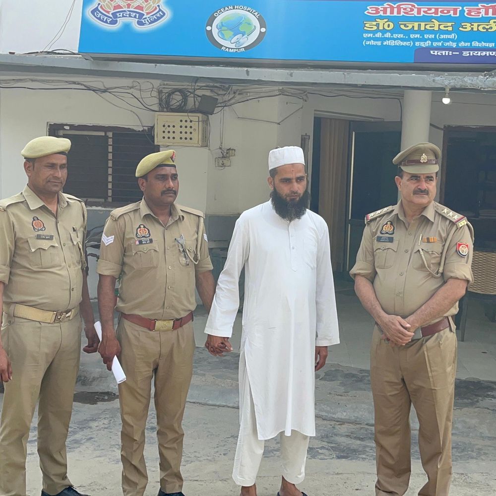 रामपुर में सड़क पर नमाज पढ़ने वाला युवक गिरफ्तार:यातायात और कानून-व्यवस्था को प्रभावित करने के मामले पुलिस ने कार्रवाई कर भेजा जेल