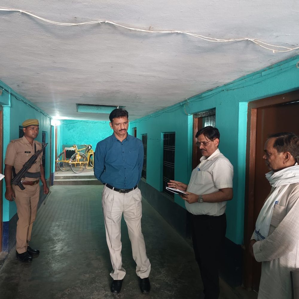 DM ने वृद्धाश्रम का आकस्मिक निरीक्षण किया:निवासरत वृद्धजनों को सरकारी योजनाओं का लाभ दिलाने के दिए निर्देश