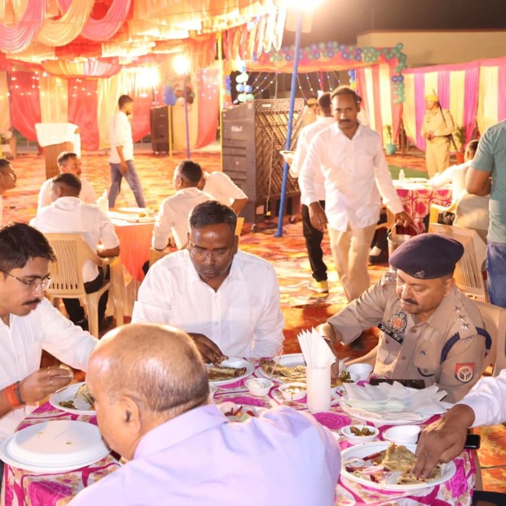 अमेठी में नव आरक्षियों के लिए 'बड़ा खाना' आयोजित:डीआईजी सोमेन बर्मा ने परोसा भोजन, शुभकामनाएं देकर किया उत्साहवर्धन