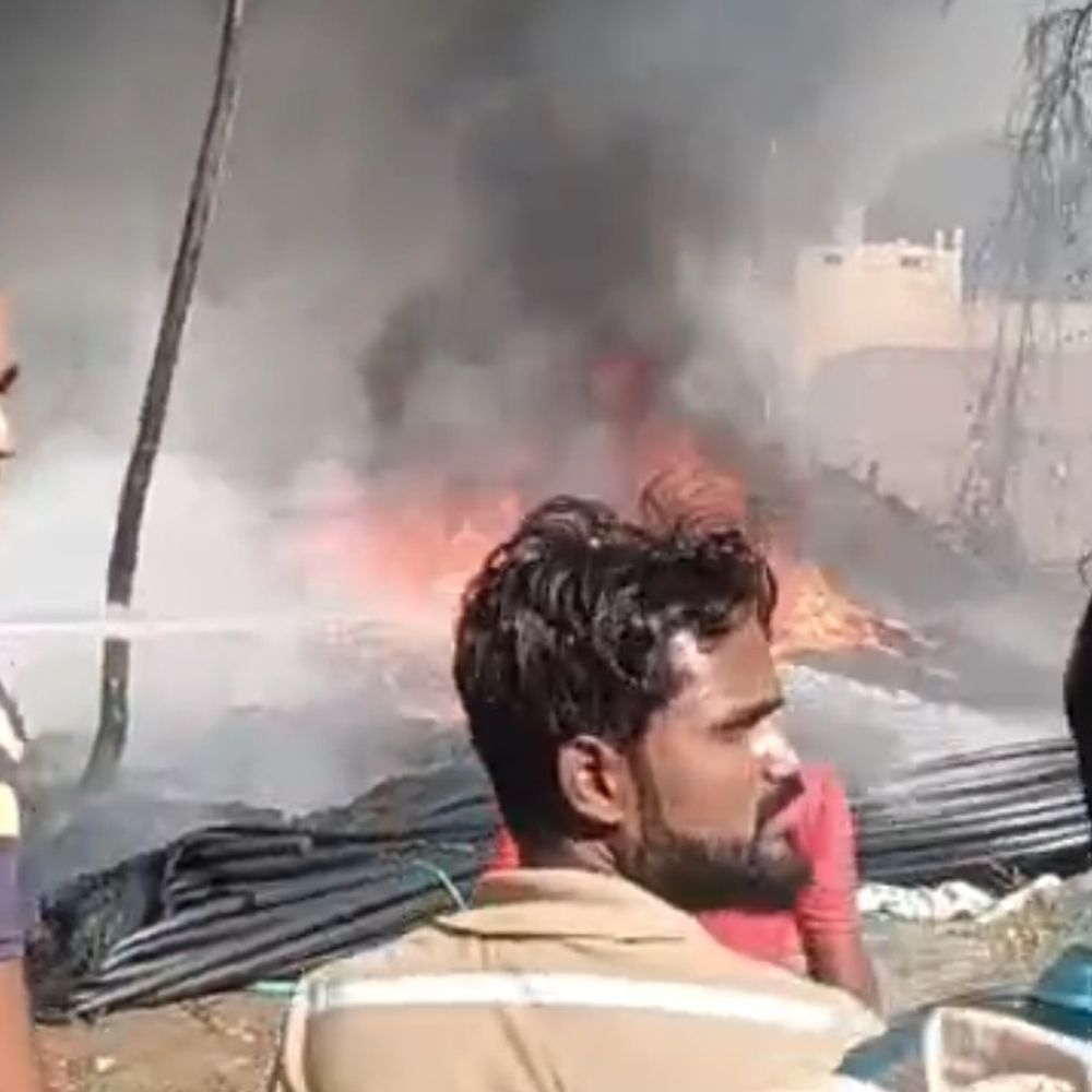 अंबेडकरनगर में पाइप गोदाम में लगी भीषण आग:जल जीवन मिशन की पाइपें जलीं, एक घंटे में काबू पाया