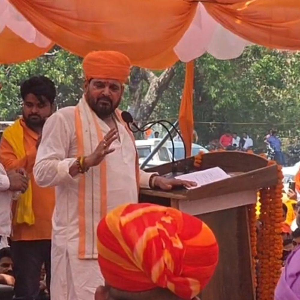 परशुराम जयंती पर बहराइच में शोभायात्रा निकली:हजारों श्रद्धालुओं ने भाग लिया, पूर्व सांसद बृजभूषण सिंह भी शामिल हुए