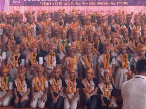 10वीं बोर्ड में बेहतर परफॉर्मेंस वाले स्टूडेंट्स का हुआ सम्मान:पहले नंबर पर रहे छात्र को 51 हजार रुपए का पुरस्कार दिया