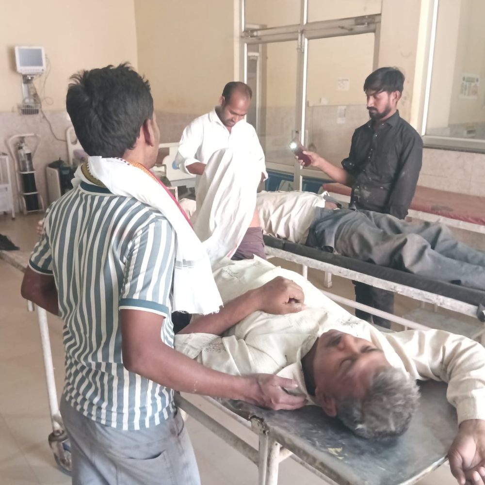 घाटमपुर के रेउना में अनियंत्रित ई-रिक्शा बंबा में पलटा:गाय बचाने के प्रयास में हादसा, भांजे की शादी का सामान ले जा रहे थे सभी