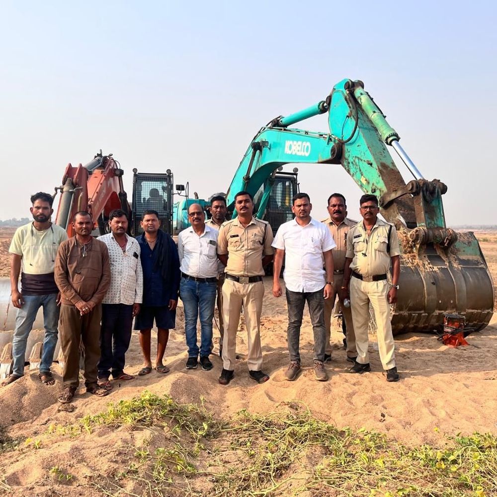 महानदी में खनिज विभाग का छापा, 4 मशीनें जब्त:  ग्रामीण बोले- बाकी मशीनें जंगल में छिपीं, 24 घंटे गीली रेत की लोडिंग, नेताओं का संरक्षण – baloda bazar News