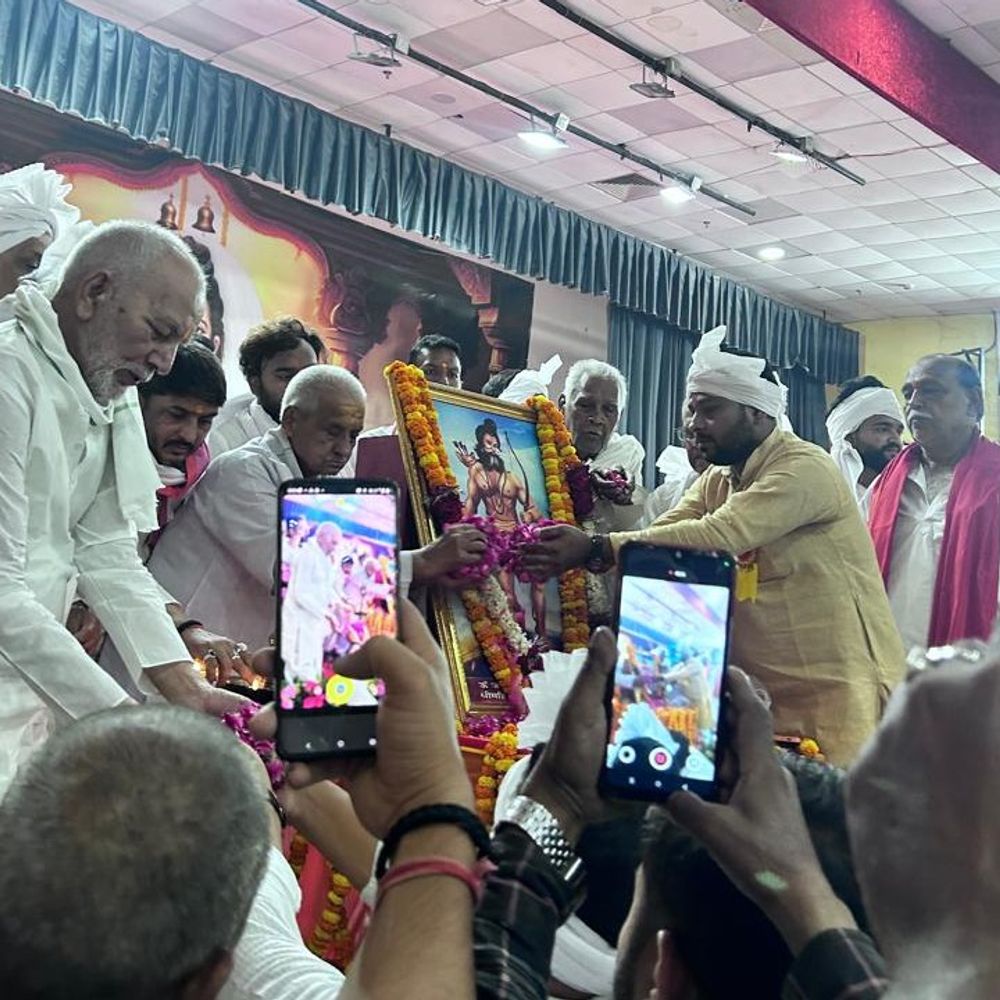 बलिया में मनाई गई भगवान परशुराम जयंती:लोगों को कैलेंडर और परशुराम चालीसा का वितरण