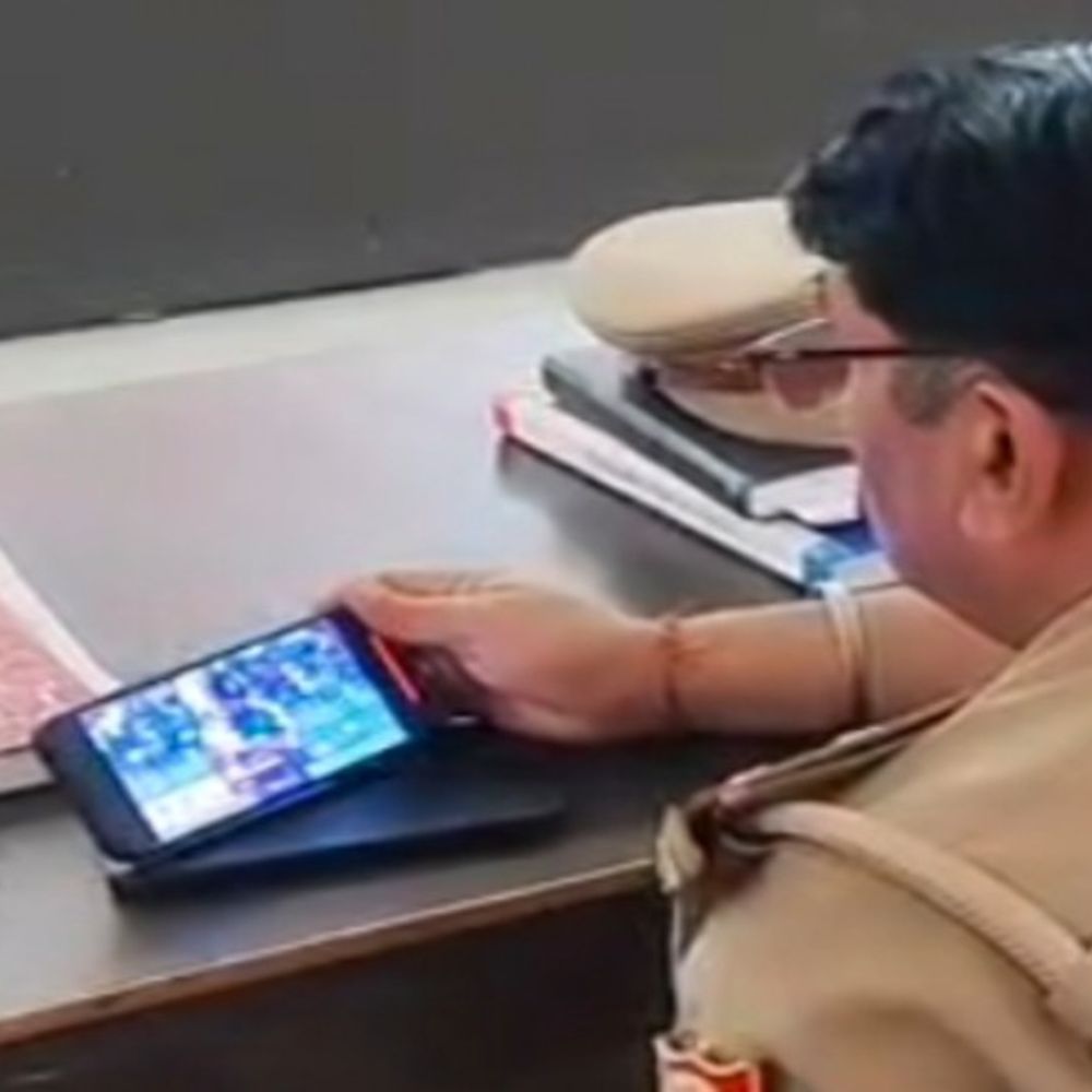 संपूर्ण समाधान दिवस में खुटार थाना प्रभारी IPL देखते दिखे:वरिष्ठ अधिकारी सुन रहे थे शिकायतें, मोबाइल पर मैच देखने का वीडियो आया सामने