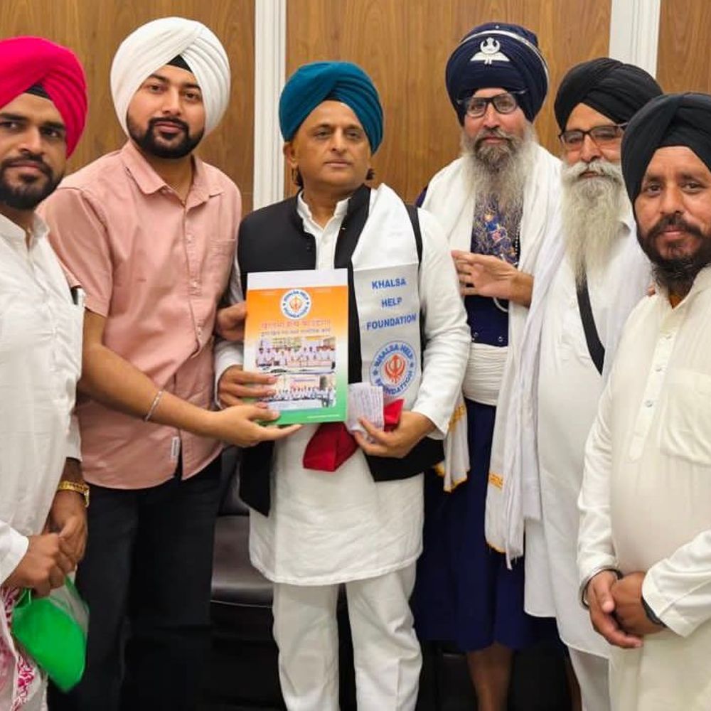 अखिलेश यादव को खालसा हेल्प फाउंडेशन अध्यक्ष ने किया सम्मानित:मेरठ में जनसेवा के कार्यों की सराहना की