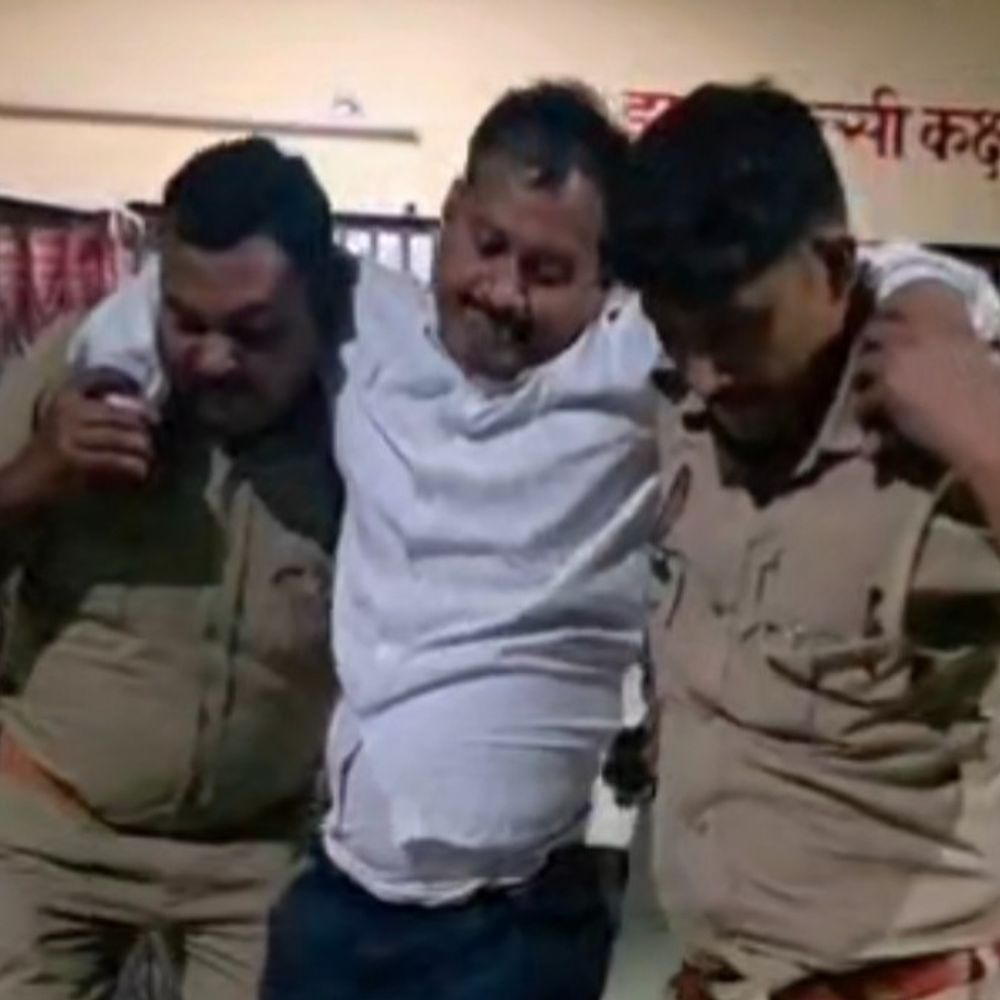 आजमगढ़ में युवक को गोली मारने वाला अरेस्ट:पत्नी से बातचीत करने से नाराज था, दोनों में हुआ था झगड़ा