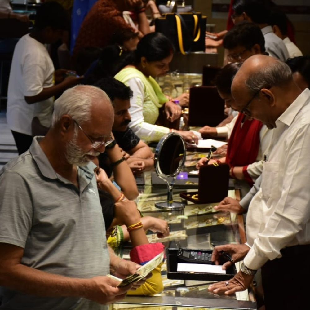लखनऊ में अक्षय तृतीया पर बाजार हुआ गुलजार:होली के बाद लौटी भीड़ , व्यापारी बोले- सोना- चांदी खरीदना सबसे अधिक शुभ