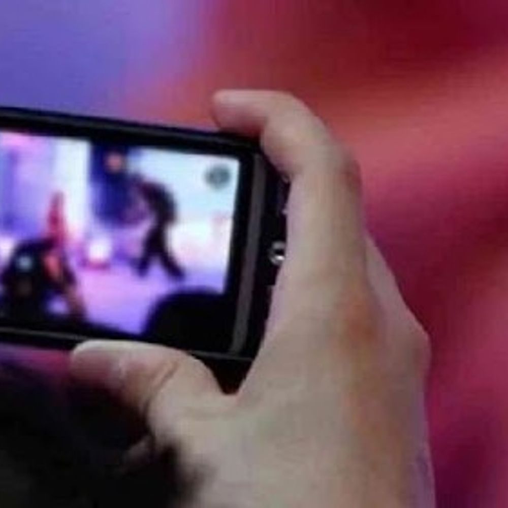 पत्नी के आपत्तिजनक वीडियो रिकॉर्ड कर प्रेमिका को भेजे:आगरा की युवती की दिल्ली के युवक से हुई थी शादी, केस दर्ज कराया