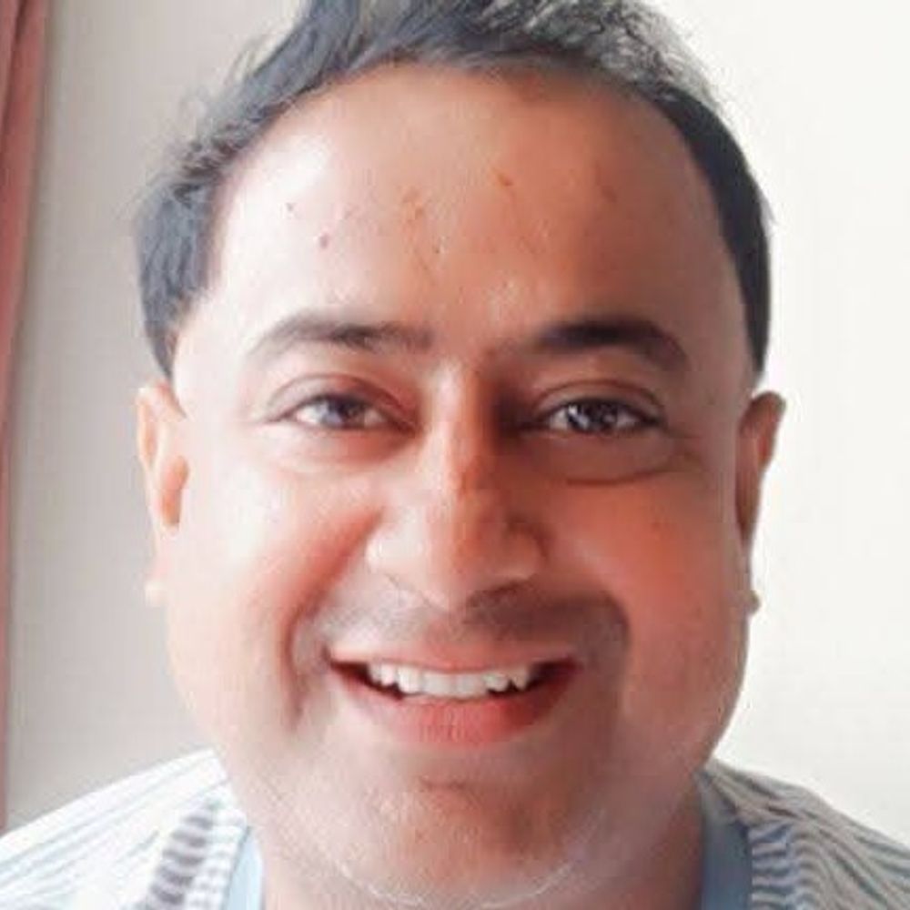 गड्‌ढा बचाने में स्कूटी फिसलने से व्यापारी की मौत:अलीगढ़ के गूलर रोड पर सीएम ग्रिड योजना के तहत बन रही सड़क में छोड़ा गड्‌ढा