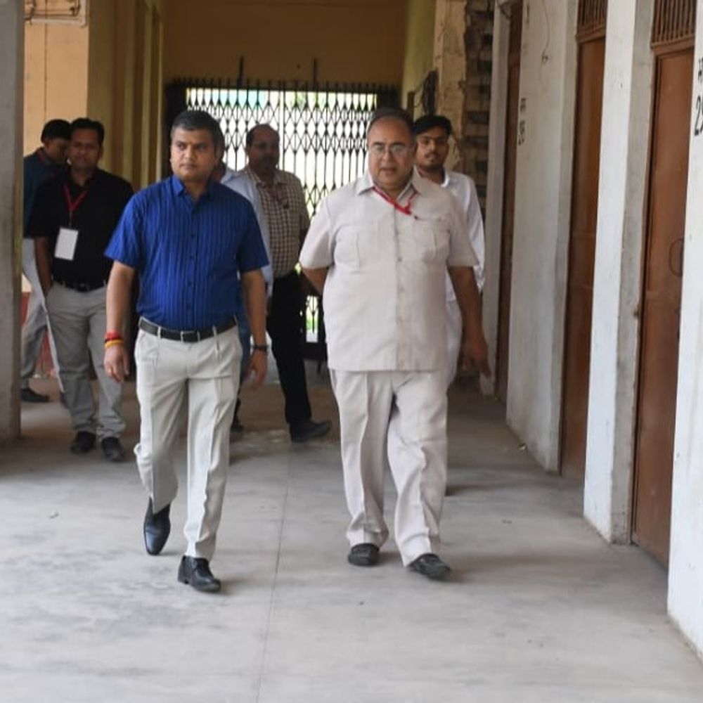 जिलाधिकारी ने सहायक आचार्य पुनर्परीक्षा केंद्रों का किया निरीक्षण:नकलविहीन परीक्षा के निर्देश, CCTV से मॉनिटरिंग की समीक्षा