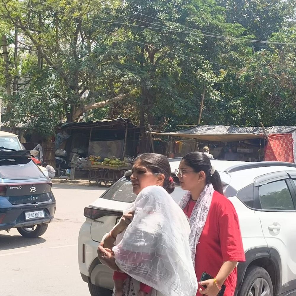 गाजियाबाद में तेज धूप में 39 डिग्री तापमान:दोपहर के समय सड़कें खालीं, लोग घरों में कैद, अभी और भी बढ़ेगा पारा