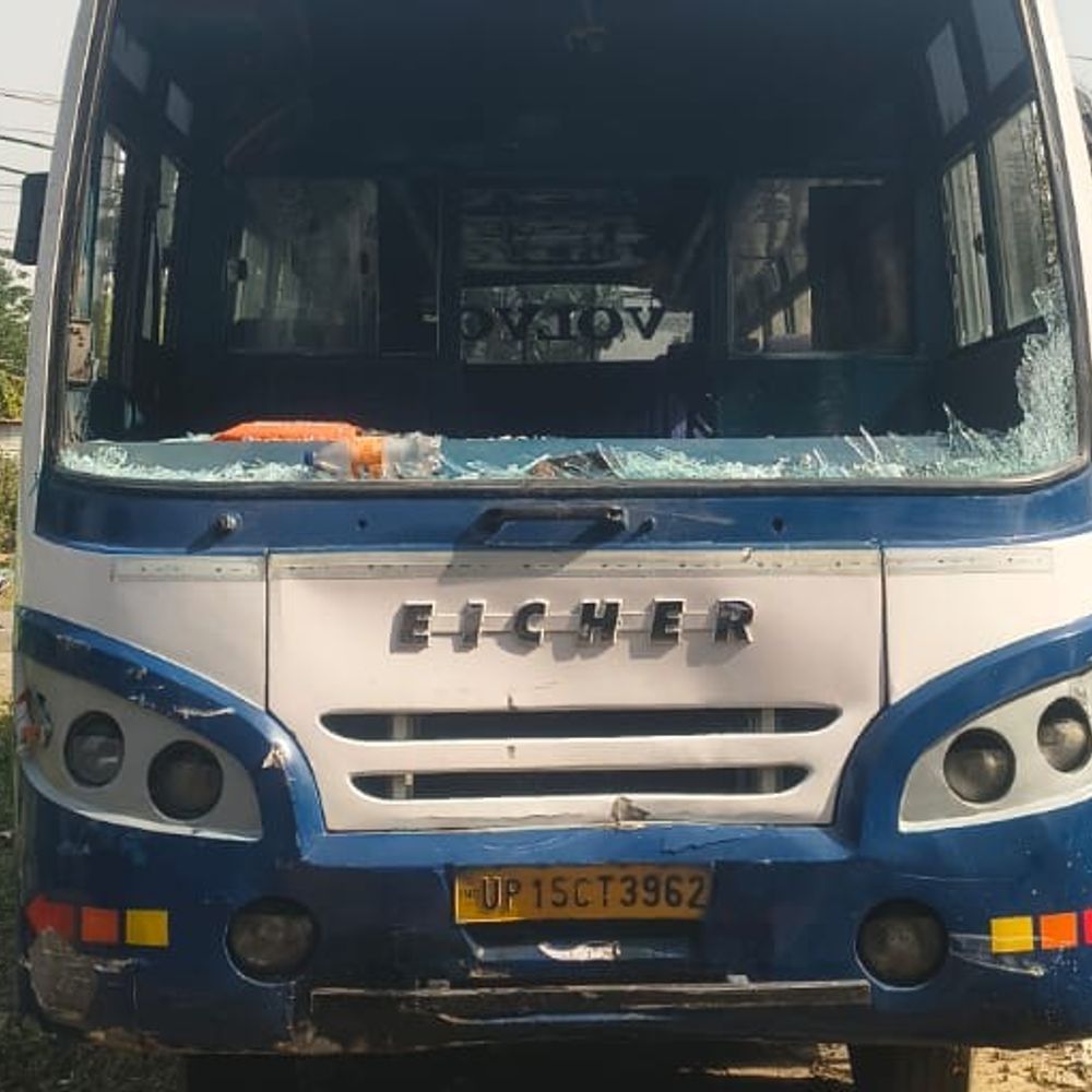 मेरठ में प्राइवेट बस ने 4 वाहनों में मारी टक्कर:कई लोग घायल, मेडिकल अस्पताल में किए गए भर्ती, भीड़ ने चालक को पीटा