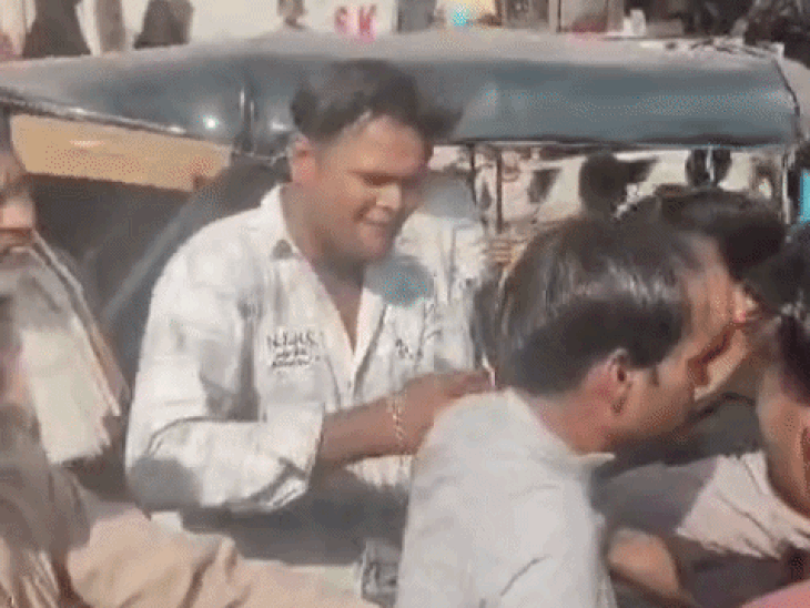 किराया न देने पर ऑटो में से महिला को फेंका:  बाइक सवारों को मारी टक्कर; भीड़ ने चालक की जमकर की पिटाई – Agra News