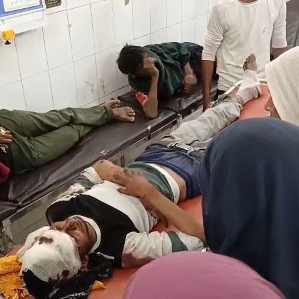 सीतापुर-लखीमपुर बॉर्डर पर सड़क हादसा, 7 लोग घायल:NH-30 पर ट्रक ने ऑटो को टक्कर मारी,लखनऊ मजदूरी करने जा रहे थे ऑटो सवार