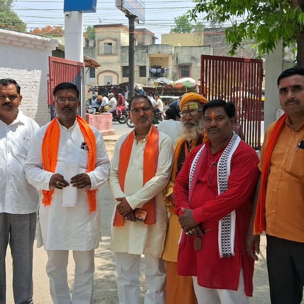 थाना प्रभारी पर कार्रवाई की मांग:देवरिया में विश्व हिन्दू महासंघ ने पुलिस अधीक्षक को सौंपा ज्ञापन