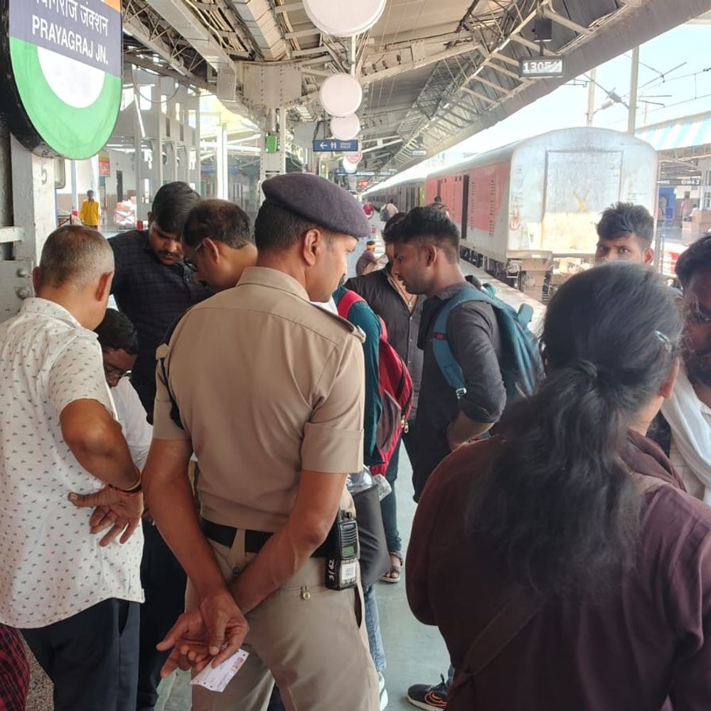 प्रयागराज मंडल में 511 यात्री बिना टिकट पकड़े गए:18 ट्रेनों में चेकिंग अभियान, 3 लाख से अधिक जुर्माना वसूला