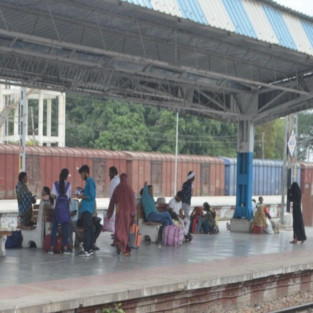 बरेली-लखनऊ फोर लाइन ट्रैक से हरदोई बाहर:बढ़ते रेल दबाव और औद्योगिक महत्व के बावजूद अनदेखी पर सवाल