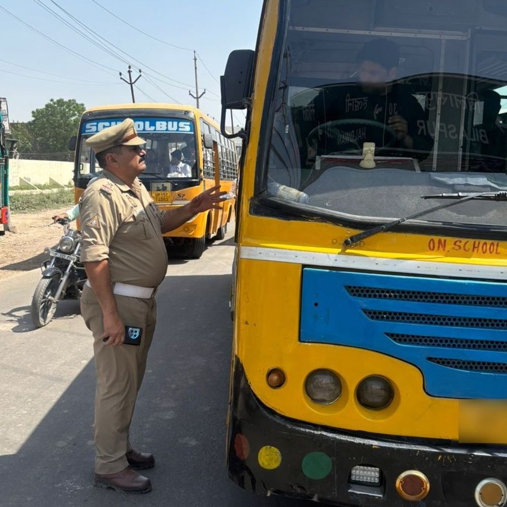 रामपुर में स्कूली वाहनों की सघन चेकिंग:बच्चों की सुरक्षा सुनिश्चित करने के लिए विशेष अभियान
