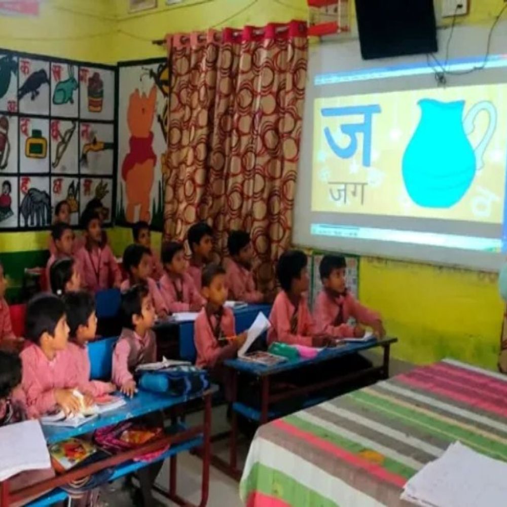 बेसिक शिक्षा के 32000 स्कूलों को 50 हजार की सहायता:स्मार्ट क्लास से मेधावी बन रहे छात्र, निपुण स्कूलों के शिक्षक भी होंगे सम्मानित