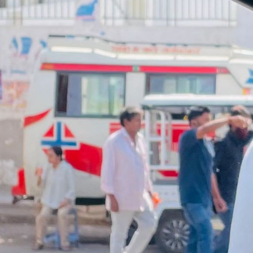 लखनऊ में शहीद पथ पर सड़क हादसा::ट्रक में घुसा लोडर, केबिन काटकर निकला चालक; रेस्क्यू के दौरान बस ने क्रेन को मारी टक्कर