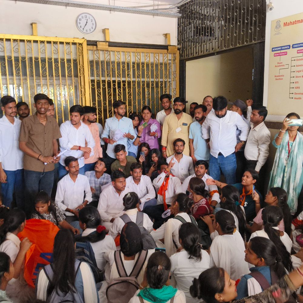 बरेली के रुहेलखंड विश्वविद्यालय में ABVP का प्रदर्शन:गर्मी से 1 स्टूडेंड बेहोश, परीक्षा में जानबूझकर फेल करने का आरोप