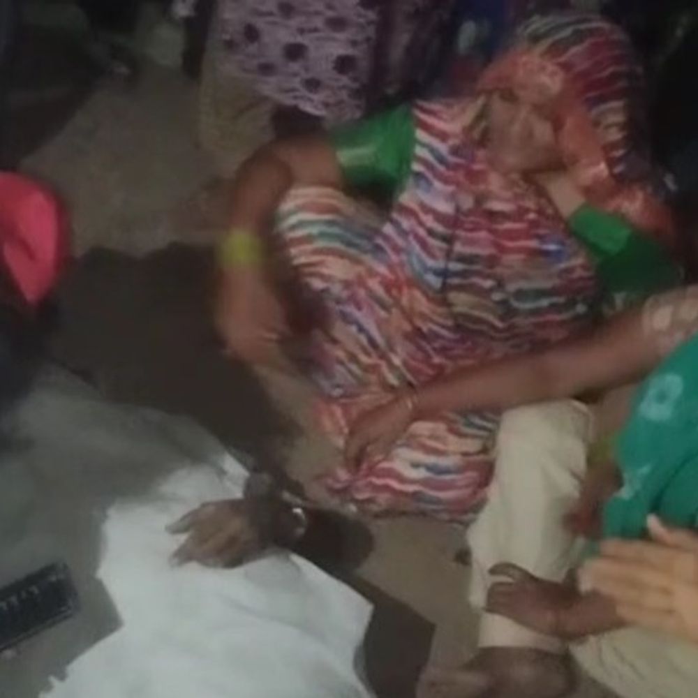 अज्ञात वाहन की टक्कर से बाइक सवार की मौत:आक्रोशित परिजनों ने किया हंगामा, मथुरा में पुलिस ने शव को कब्जे में लेकर भेजा पोस्टमॉर्टम हाउस