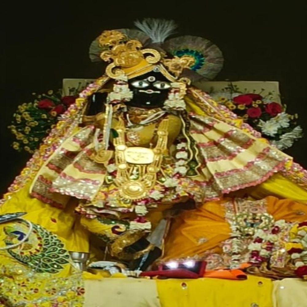 बांके बिहारी दे रहे भक्तों को चरण दर्शन:अक्षय तृतीया पर्व पर चरणों में रखा चंदन का लड्डू,सत्तू का लगाया भोग